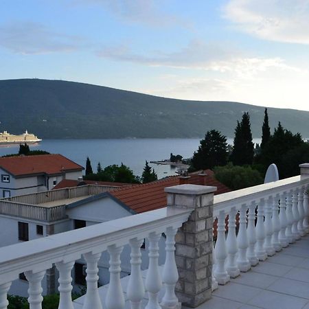 אפרטהוטל ביילה Family House With Pool & Sea View מראה חיצוני תמונה