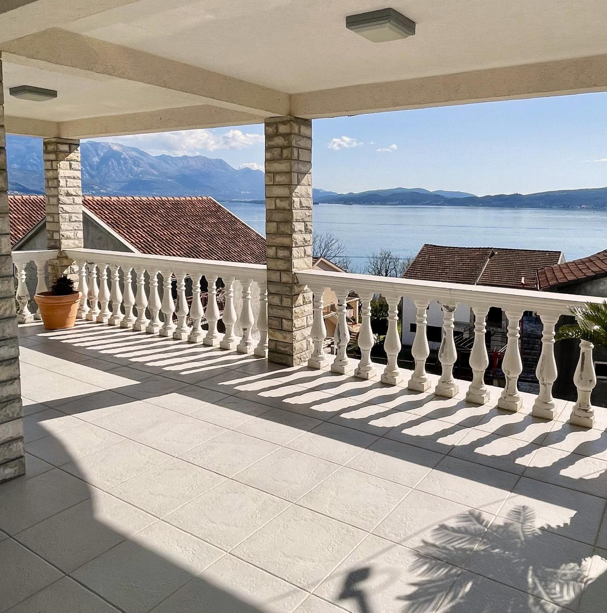 אפרטהוטל ביילה Family House With Pool & Sea View מראה חיצוני תמונה